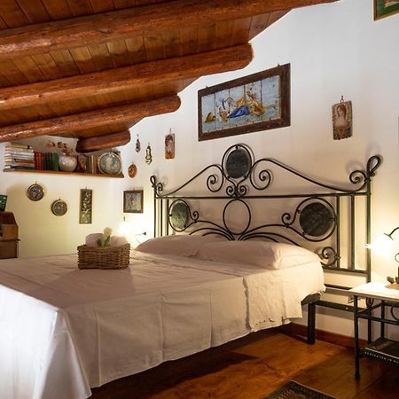 Familyholidays La Finestra Di Fronte 切法卢 外观 照片