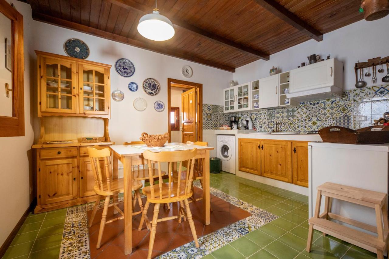 Familyholidays La Finestra Di Fronte 切法卢 外观 照片