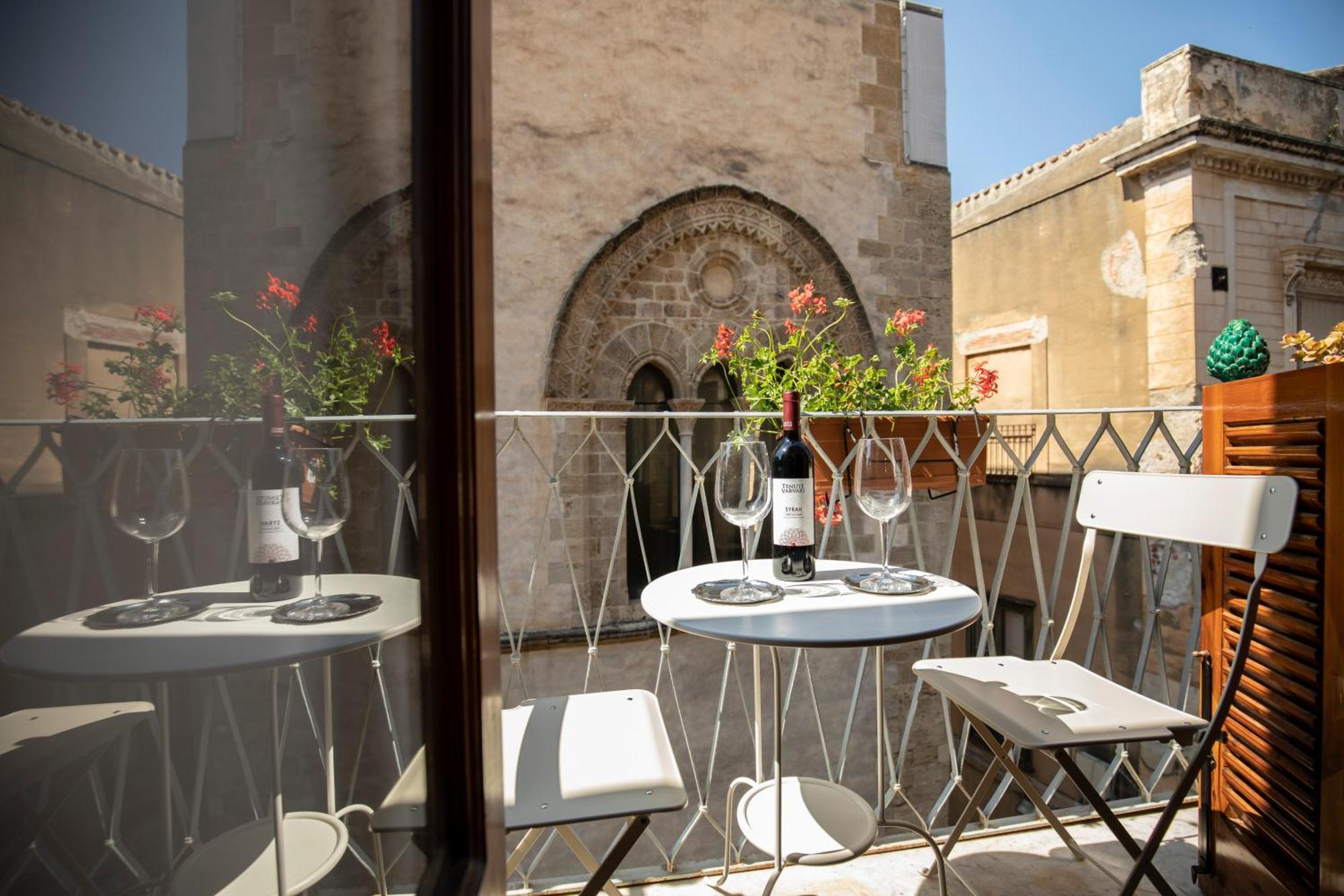 Familyholidays La Finestra Di Fronte 切法卢 外观 照片