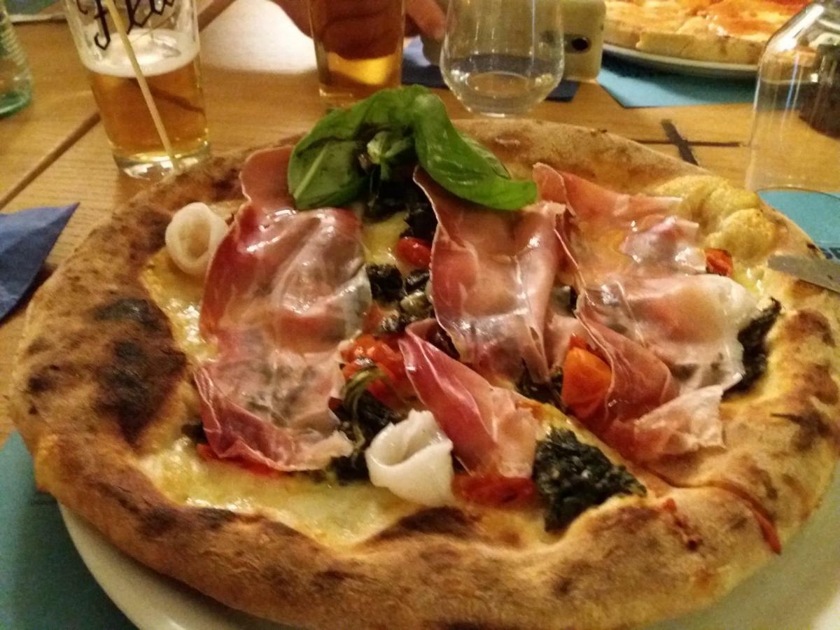 Familyholidays La Finestra Di Fronte 切法卢 外观 照片